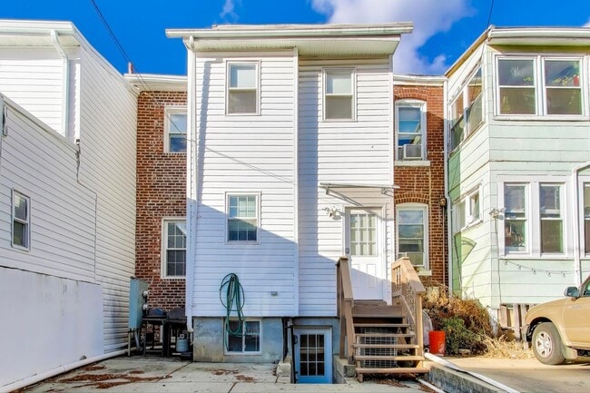 Building Photo - LEASE SPECIAL - $1,995 for a 16-24 month lease. 12 Month lease offered at $2,200 - .Spacious 2 Be...