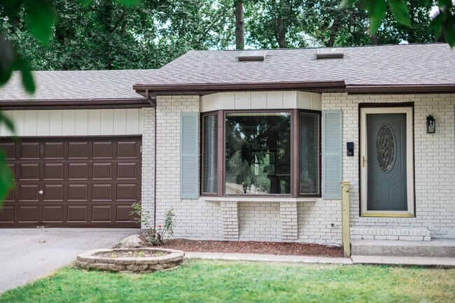Primary Photo - 3 bed 2 bath Home in Lakes of the Four Sea...