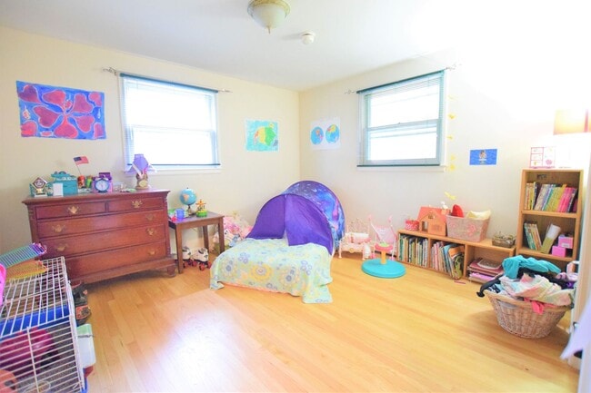 Building Photo - Bright 4 Bedroom Walking to IC