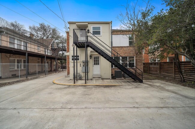 Building Photo - 1631 Castle Ct