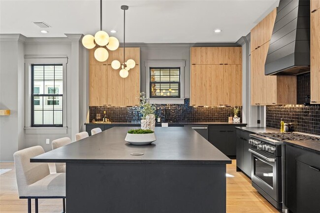 Building Photo - 807 W Park Ave