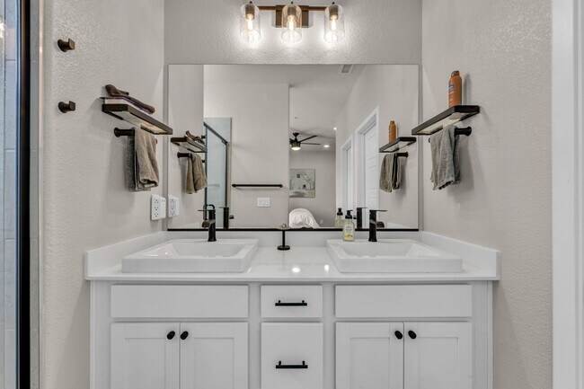 Building Photo - Fully Furnished Modern Townhome with utilities included and flexible lease options available