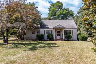 Building Photo - CHARMING 2 Bedroom/1 Bathroom w/ Bonus Roo...