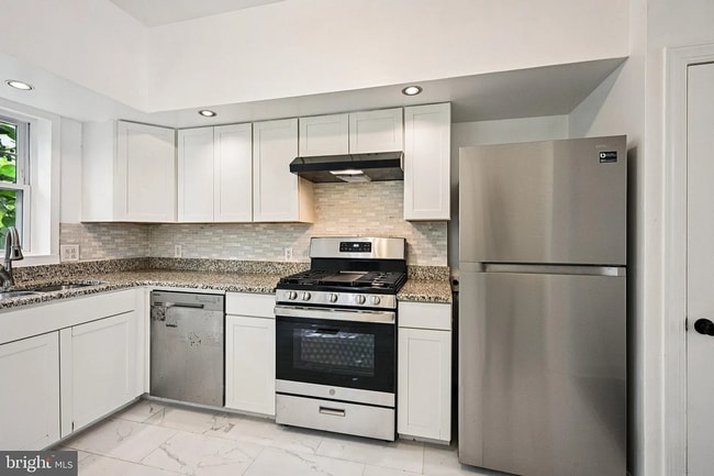 Building Photo - Modern 3-Bedroom Home Near University City...