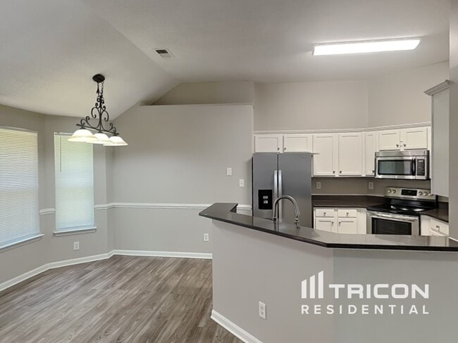 Building Photo - 8800 Willow Crest Dr