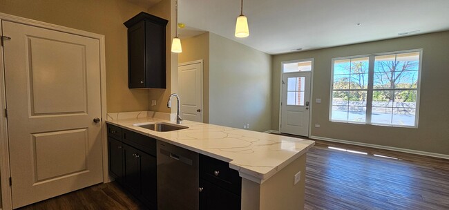 Building Photo - 1 Bedroom, 1 Bathroom, Mid, First floor, A...