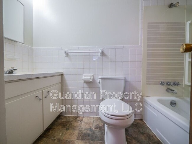 Building Photo - 1121 N College Dr