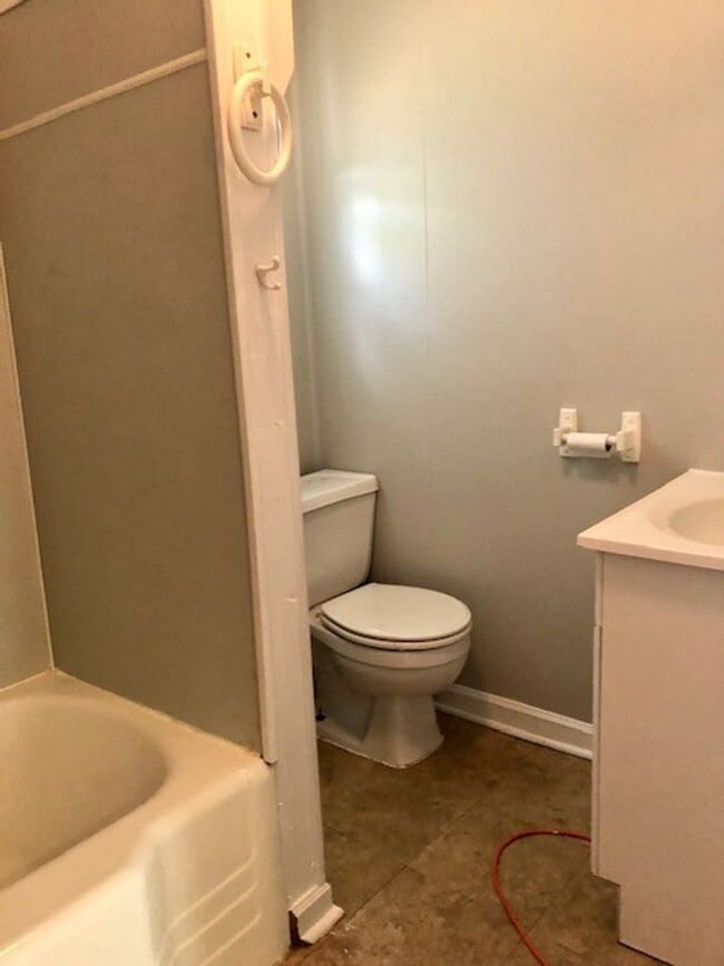 Building Photo - Move in Ready! Move-in Special of $250 off...