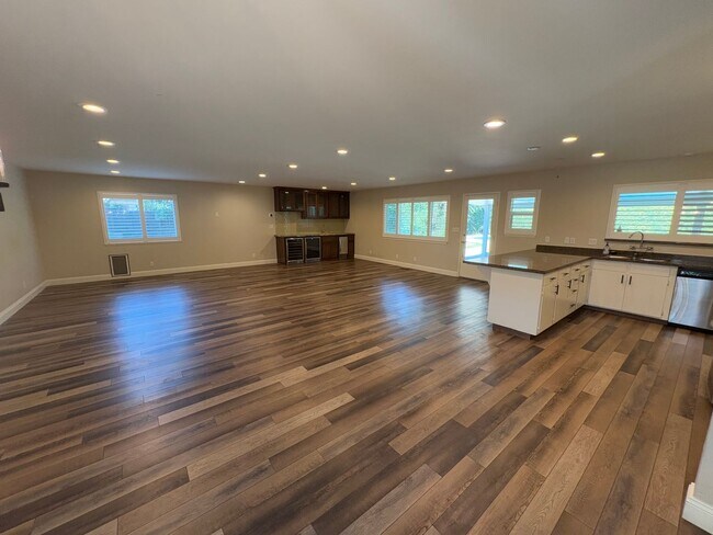 Building Photo - NW Visalia Home Near Country Club coming soon!