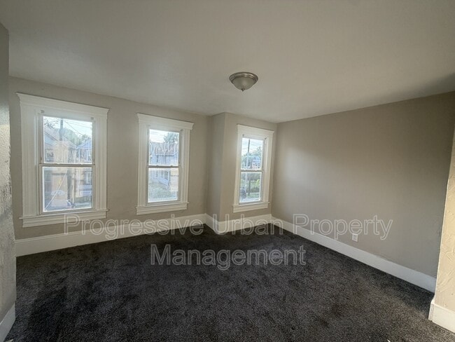 Building Photo - 1515 E 81st St