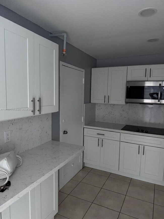 Primary Photo - 400 Kings Point Dr