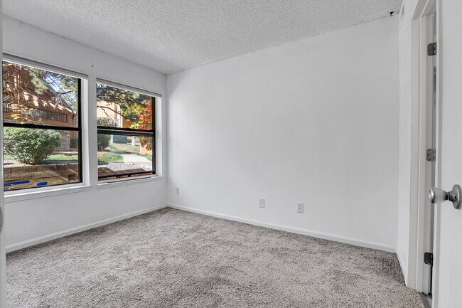 Building Photo - $1,195.95, 1-bed, 1-bath floor-level condo located in Aurora.