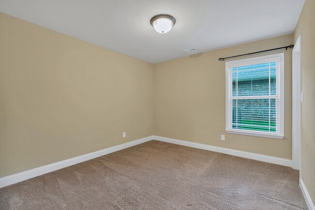 Building Photo - 128 Willow Tree Dr