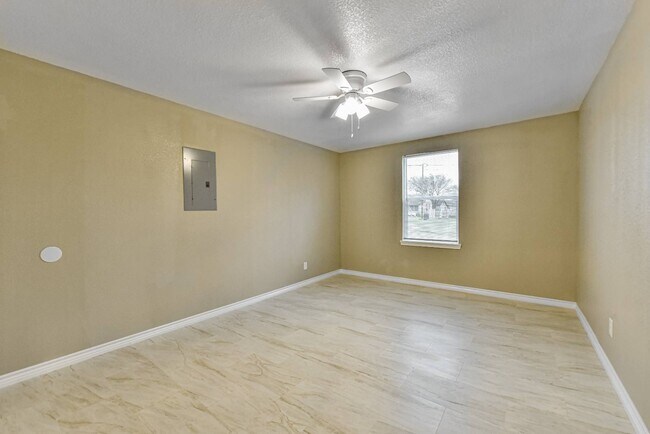 Building Photo - 1106 Brewster Ave