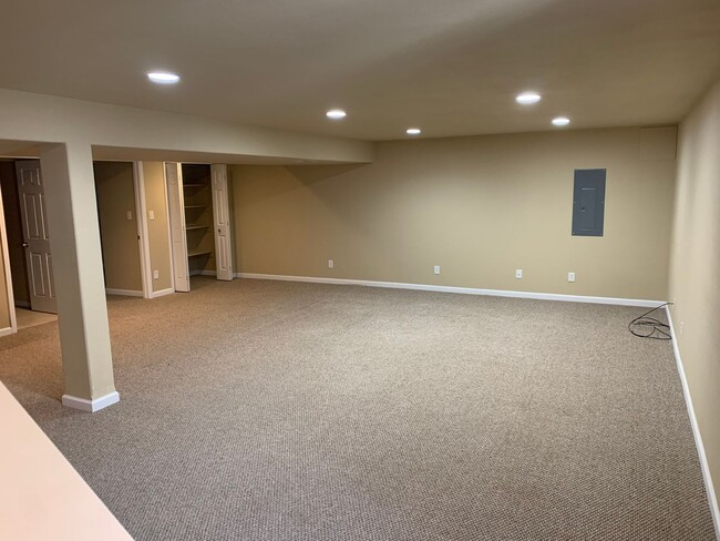Building Photo - BEAUTIFUL, SPACIOUS, 4 BEDROOM, 3 BATHROOM...
