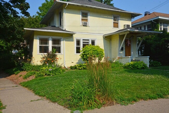 Building Photo - Beautiful 4-bedroom 2.5-bathoom - Great Lo...
