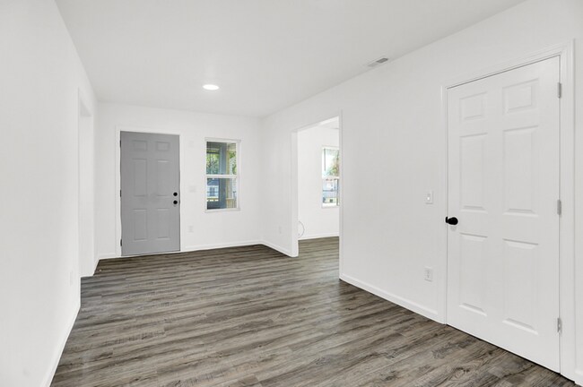 Building Photo - 2212 S Delawanda Ave