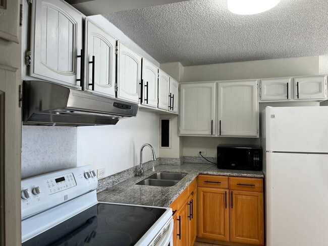Building Photo - Ward Villa - Secured building 2 bedrooms, ...