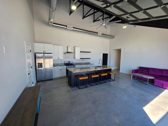 Building Photo - 2061 W Daniel Rd