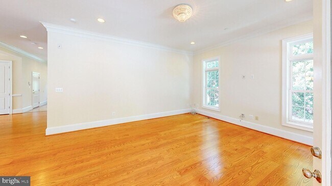 Building Photo - 6403 Earlham Dr