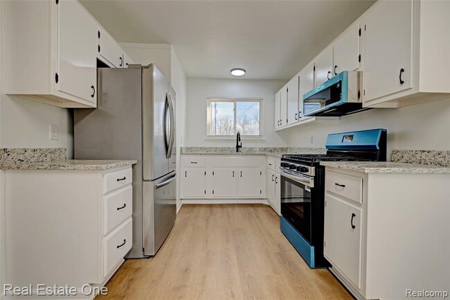 Building Photo - 1982 S Ortonville Rd