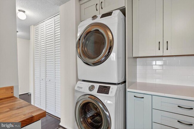 Building Photo - 307 Yoakum Pkwy