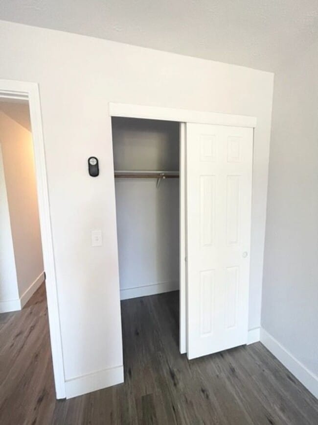 Building Photo - Darling Elk Grove Halfplex!