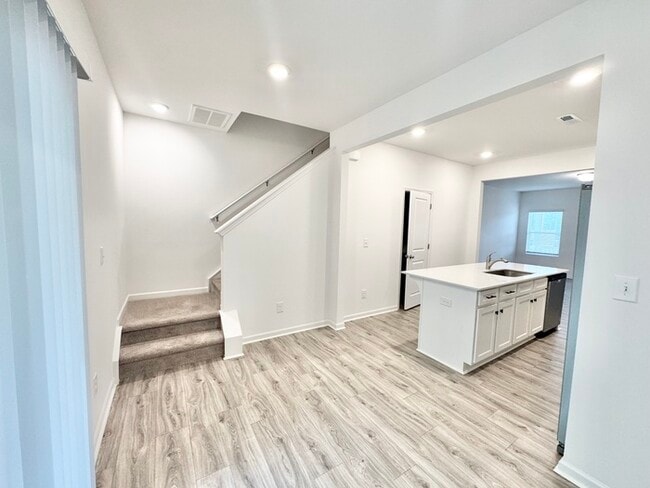 Building Photo - beautiful 2 br 2.5 ba townhome with covered front porch close to I-85