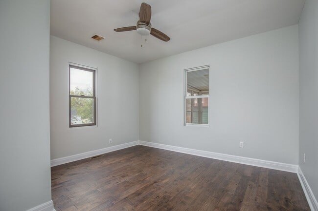 Building Photo - Adorable North Hampton House - Must See!