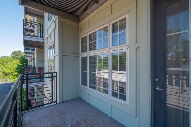 Building Photo - Wonderful 2bd/2bth uptown condo! lots of space in a beautiful building