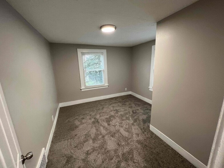 Building Photo - 924 Bloomfield Ave