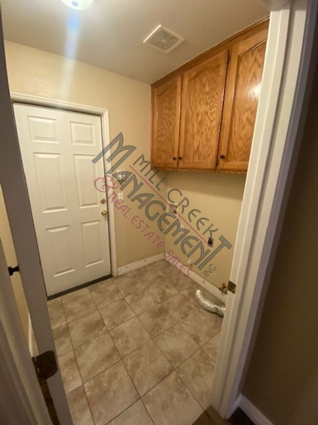 Building Photo - *** Move in Special $300.00 off first mont...