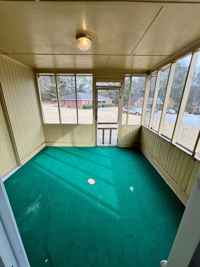 Building Photo - FINALLY a 2 bedroom 1.5 bath townhome available in Lawrenceville!