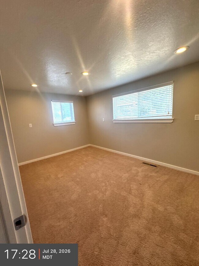 Building Photo - 555 E 170 S