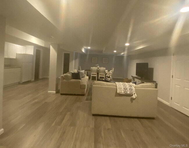 Building Photo - 5 Bay Woods Dr