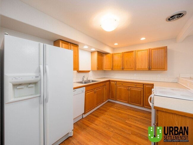 Building Photo - Midtown Coeur d’Alene Gem – Vaulted Ceilings, Large Yard & Prime Location!