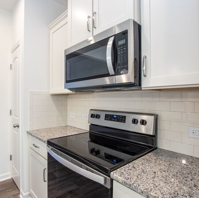 Building Photo - BEAUTIFUL 2 Bedroom Townhome in MIDLAND - Move In Special