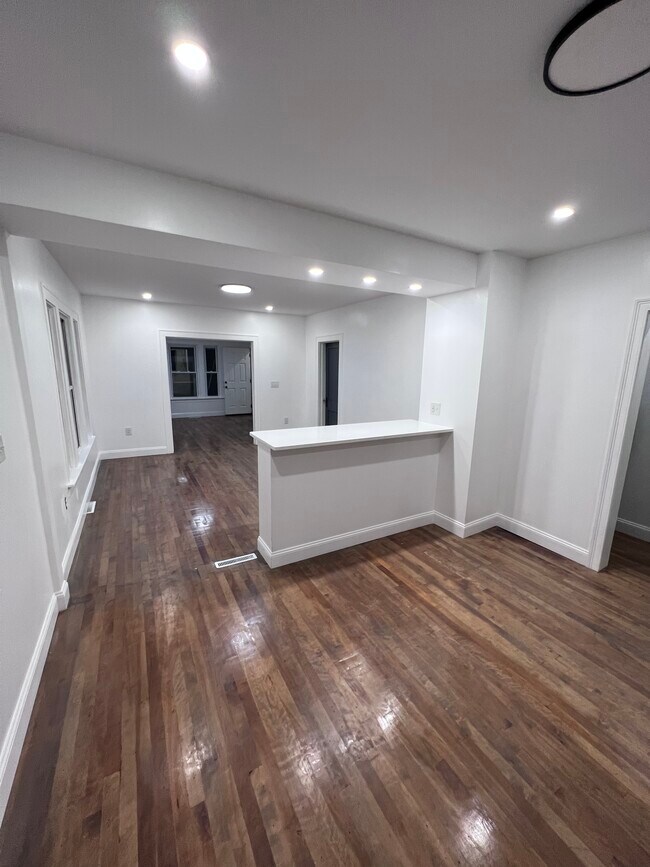 Building Photo - 128 Melrose Ave