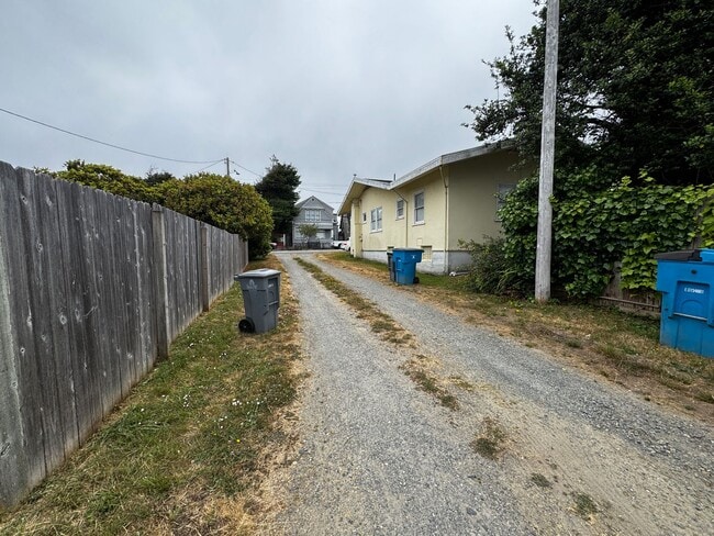 Building Photo - 1 Bed 1 Bath Home Located in Eureka!