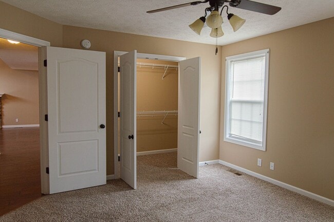 Building Photo - Pet Friendly Three Bedroom with Bonus!