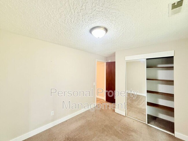 Building Photo - 9411 NE Pinecreek St