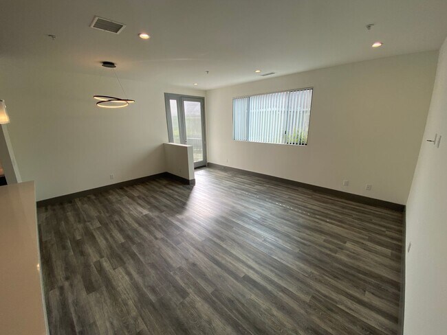 Building Photo - NEWER  SMART HOUSE 4BD*4BA*TOWNHOME*HWFLS*WASHER/DRYER IN UNIT* YARD*BALCONY*STAINLESS APPLIANCES...