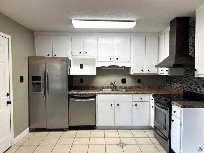 Building Photo - 981 Santa Fe Trail