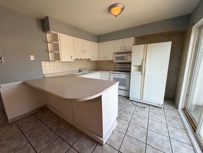 Building Photo - Newly renovated Town House for Rent 3Br / 2 Ba Section 8 Welcome !