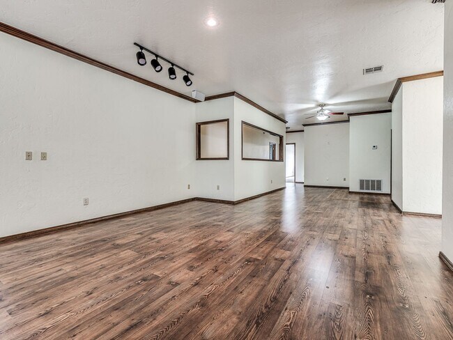Building Photo - Spacious Home + East Edmond + 4 bedrooms + Fox Lake