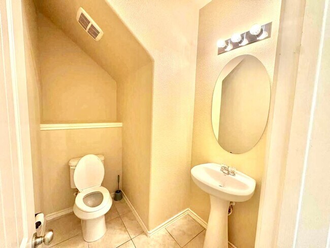 Building Photo - Cozy and well-kept 4 beds rental home in Houston