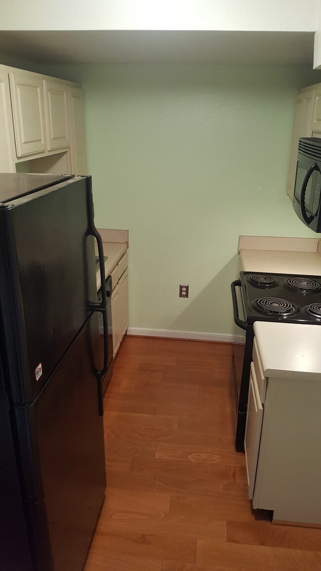 KITCHEN - 3520 E Richmond Rd