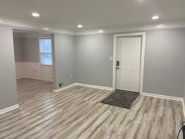 Building Photo - 5712 Linda Ln