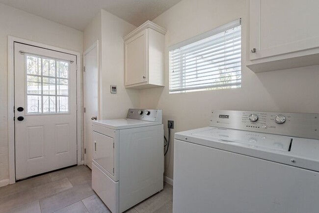 Building Photo - Fully Remodeled 3 Bed 2 Bath + Workshop wi...