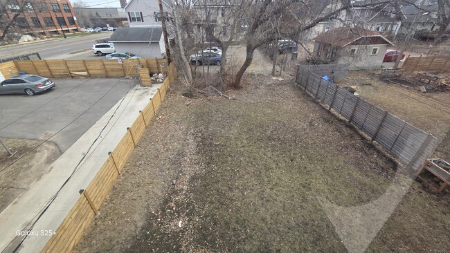 Building Photo - 6 Bed 2 bath FRESH PAINT - Single Family H...